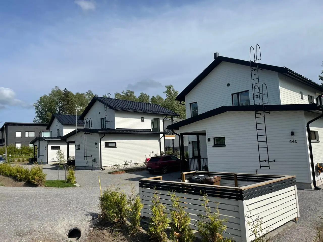 Jääskeläntie 44, kolme omakotitaloa Lintuvaarassa Espoossa